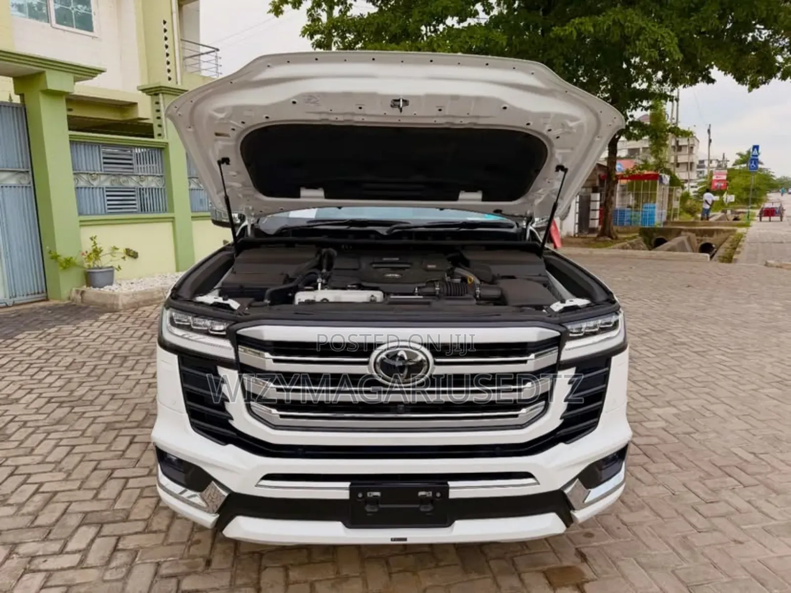 Toyota Land Cruiser LC300 2024 White