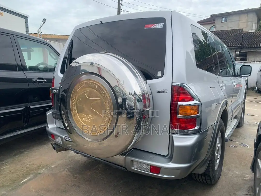 Mitsubishi Pajero 2000 Silver