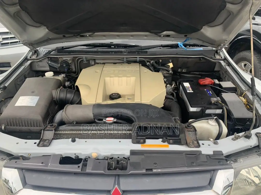 Mitsubishi Pajero 2000 Silver