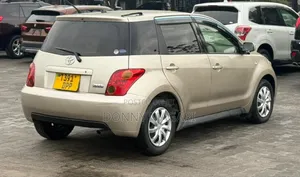 Toyota IST 2004 Gold