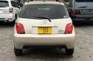 Toyota IST 2004 Gold