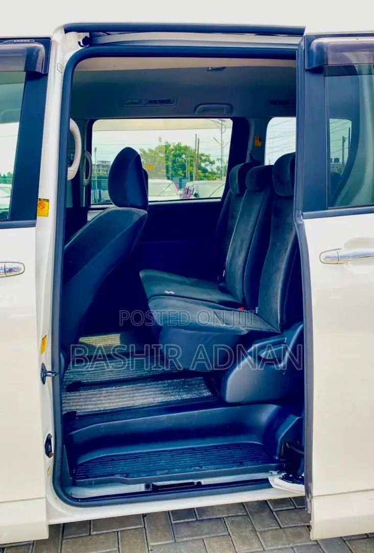 Toyota Noah 2.0 158hp AWD (7 Seater) 2012 White