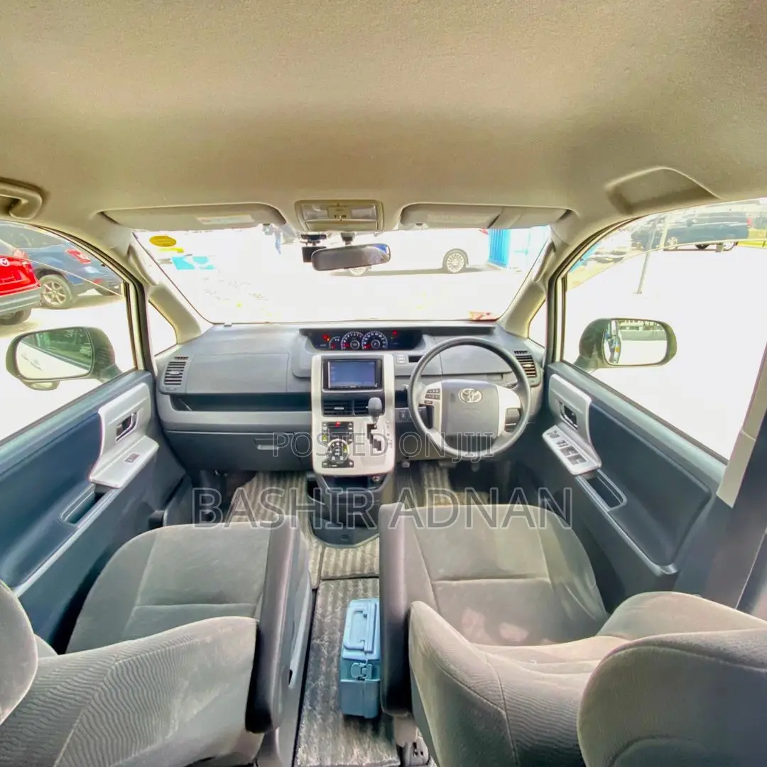 Toyota Noah 2.0 158hp AWD (7 Seater) 2012 White