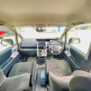 Toyota Noah 2.0 158hp AWD (7 Seater) 2012 White