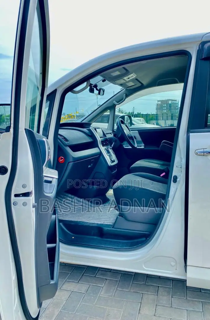 Toyota Noah 2.0 158hp AWD (7 Seater) 2012 White