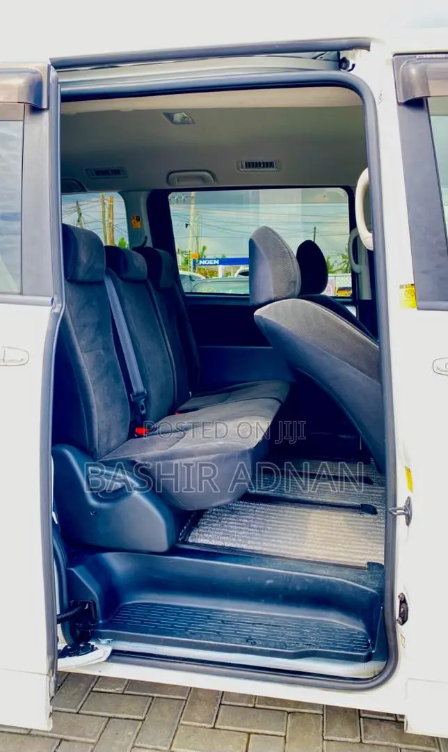 Toyota Noah 2.0 158hp AWD (7 Seater) 2012 White
