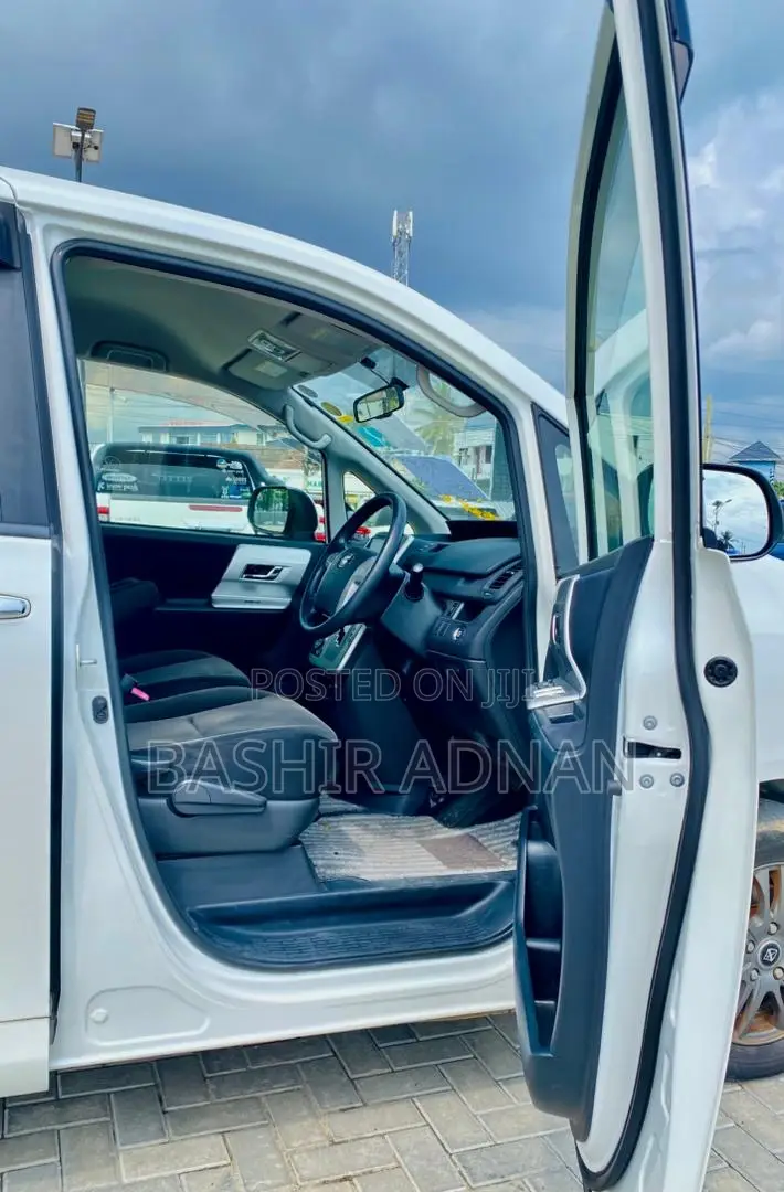 Toyota Noah 2.0 158hp AWD (7 Seater) 2012 White