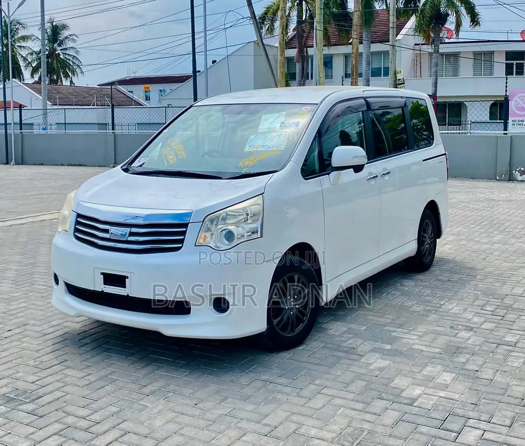 Toyota Noah 2.0 158hp AWD (7 Seater) 2012 White