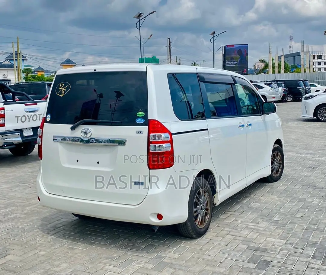 Toyota Noah 2.0 158hp AWD (7 Seater) 2012 White