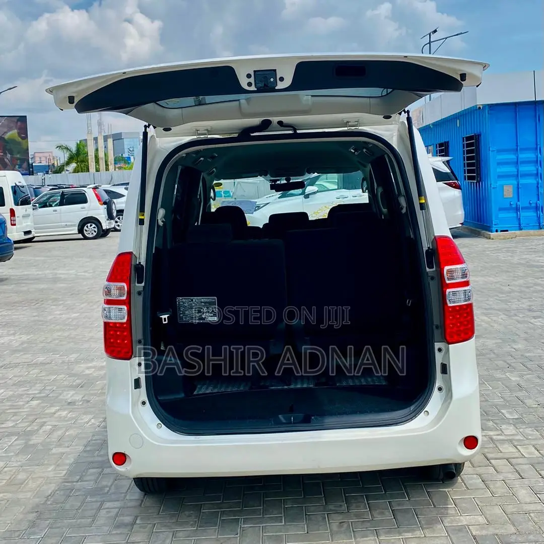 Toyota Noah 2.0 158hp AWD (7 Seater) 2012 White