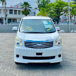 Toyota Noah 2.0 158hp AWD (7 Seater) 2012 White