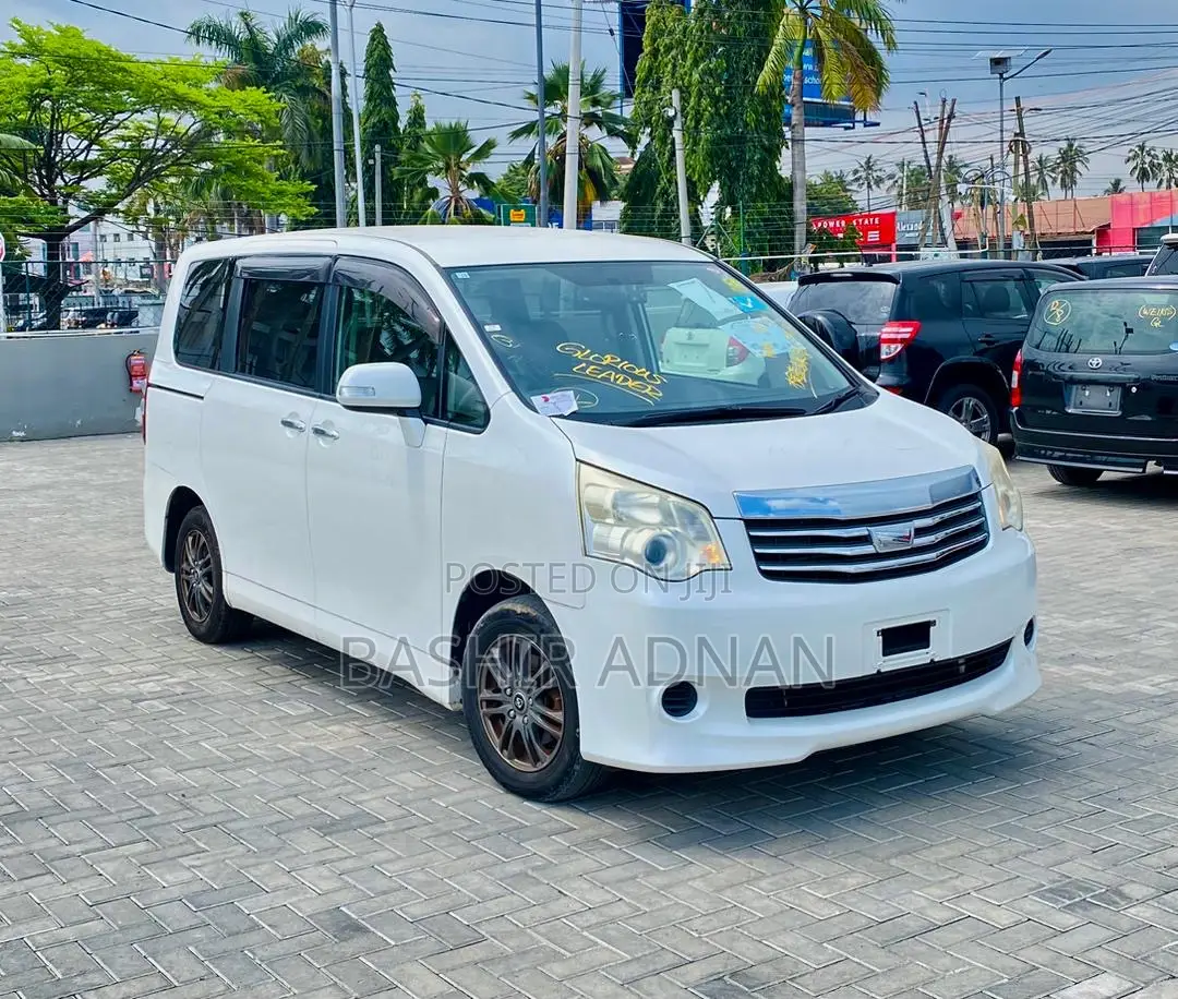 Toyota Noah 2.0 158hp AWD (7 Seater) 2012 White