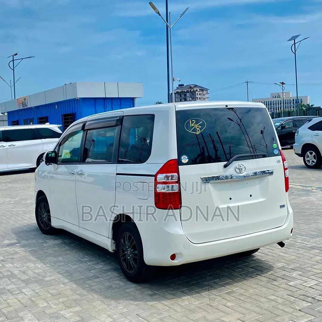Toyota Noah 2.0 158hp AWD (7 Seater) 2012 White
