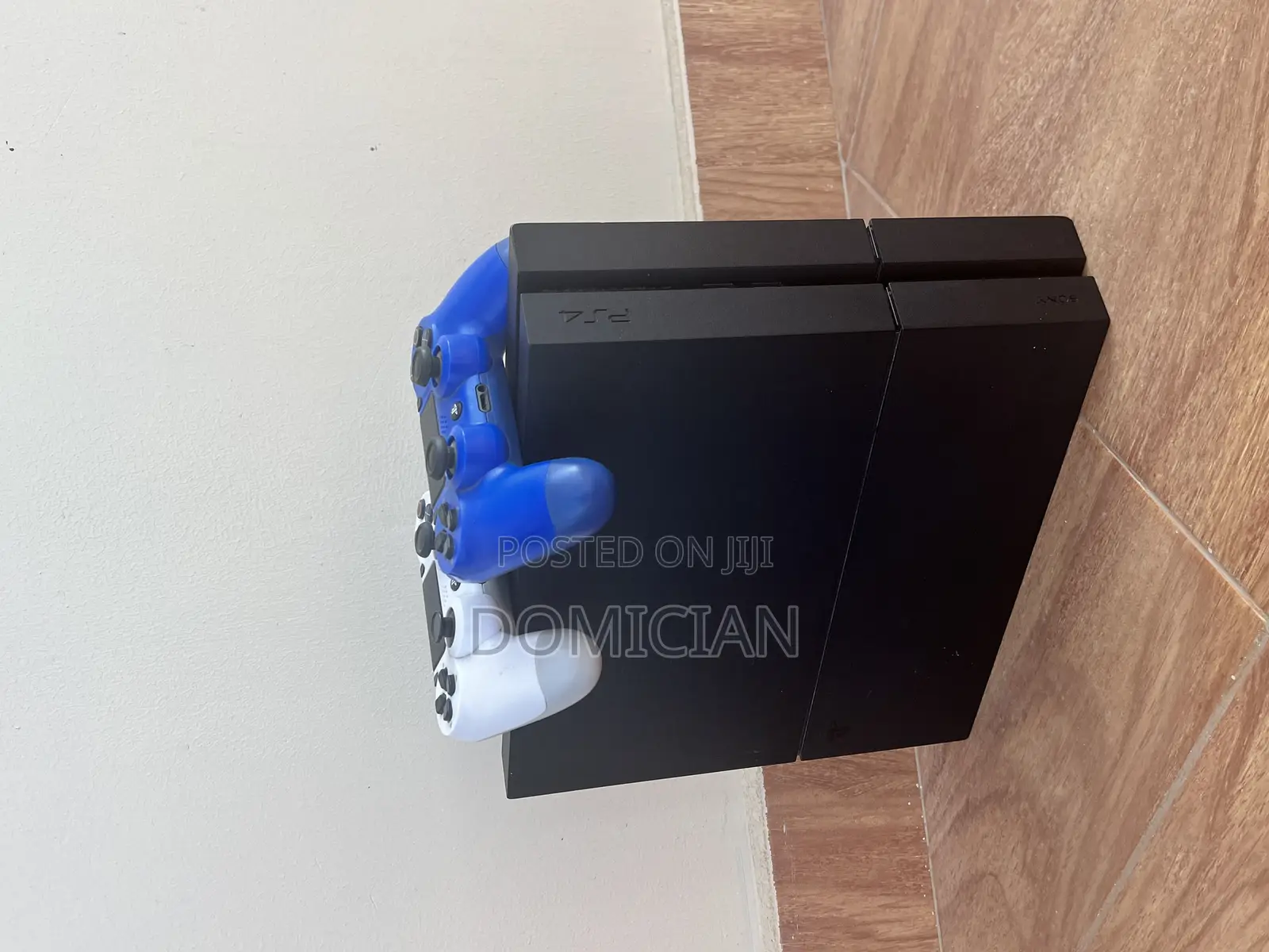 Play Station 4 Used With 5 Games