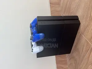 Play Station 4 Used With 5 Games