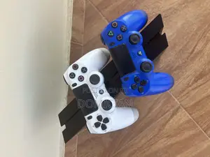 Play Station 4 Used With 5 Games