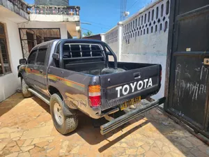 Toyota Hilux 2.5 Cab 2005 Gray