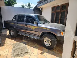 Toyota Hilux 2.5 Cab 2005 Gray