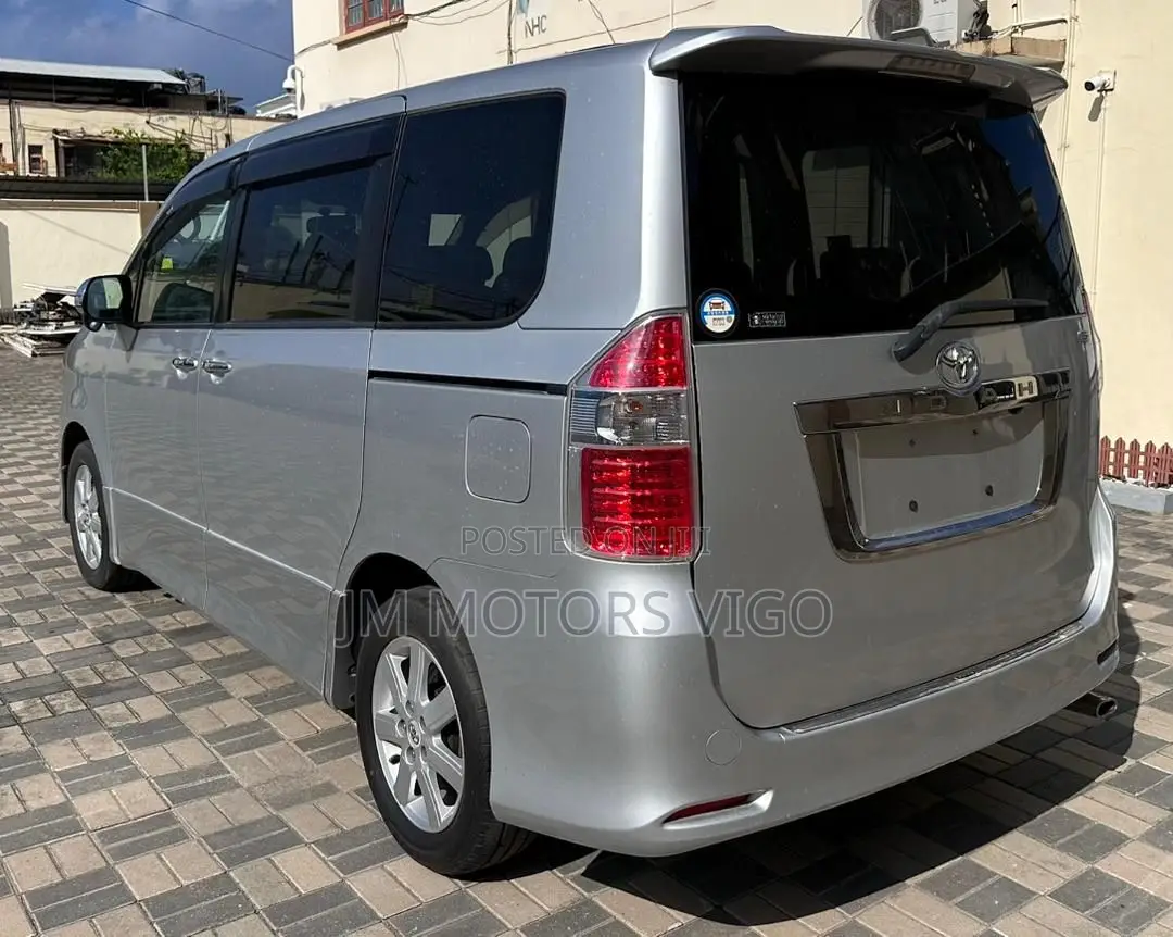 Toyota Noah 2009 Silver