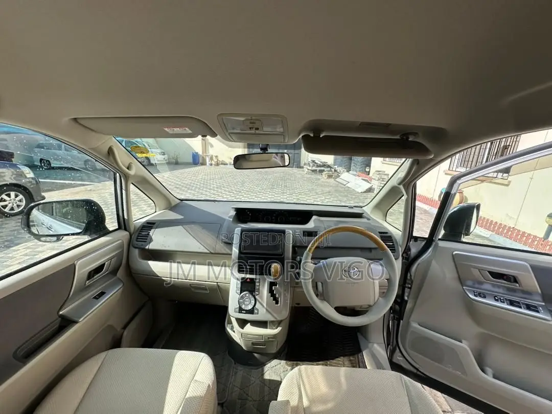Toyota Noah 2009 Silver