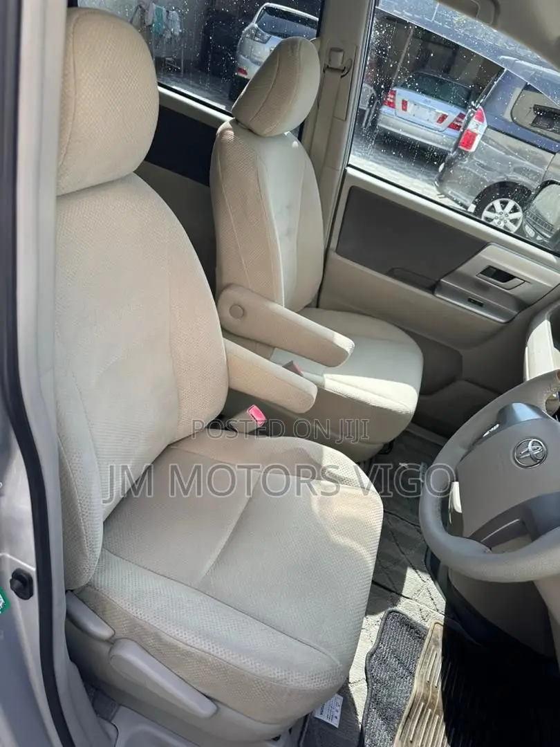 Toyota Noah 2009 Silver