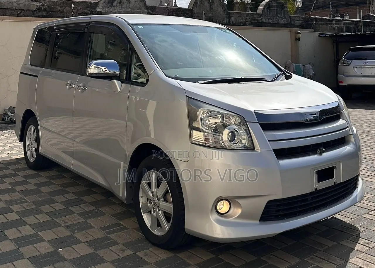 Toyota Noah 2009 Silver