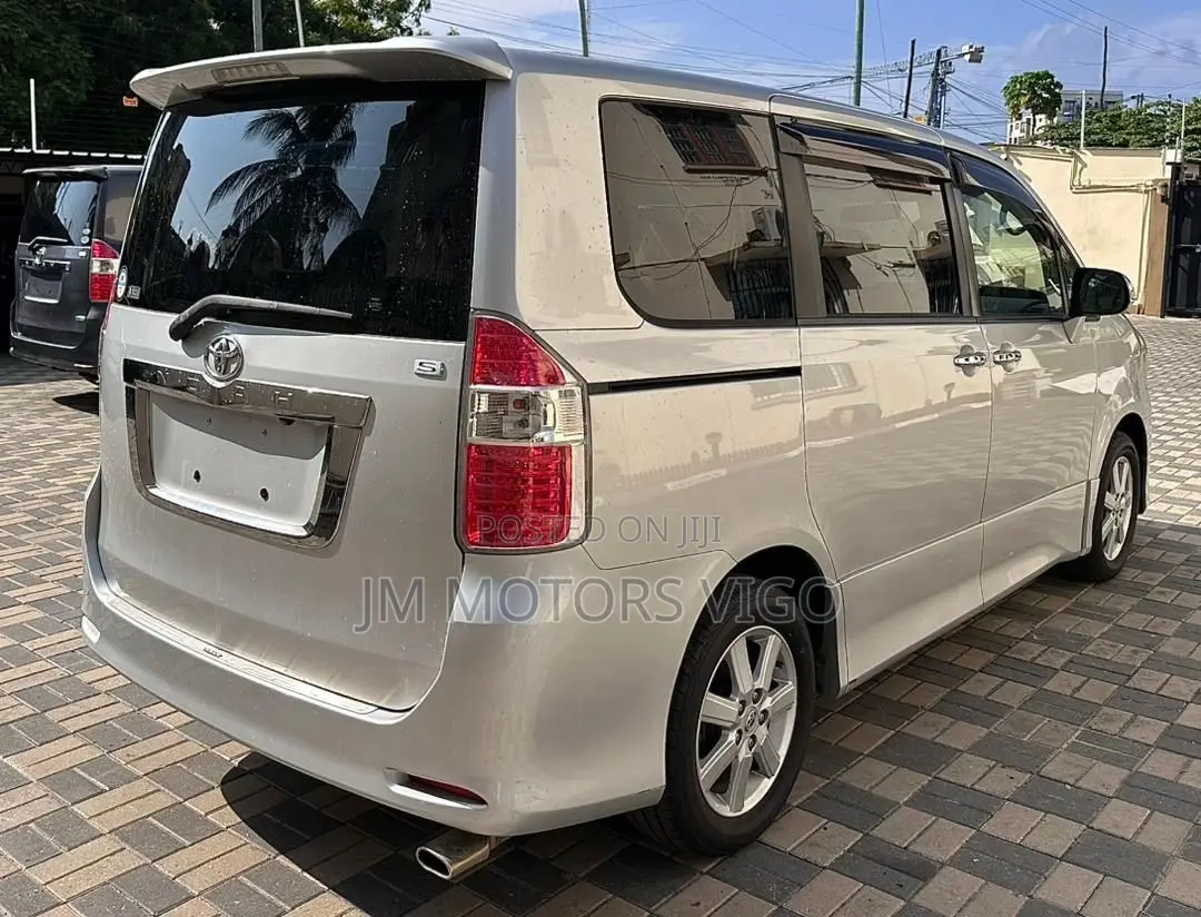 Toyota Noah 2009 Silver