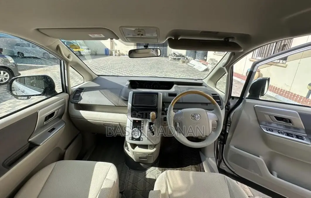 Toyota Noah 2.0 143hp FWD (8 Seater) 2008 Silver