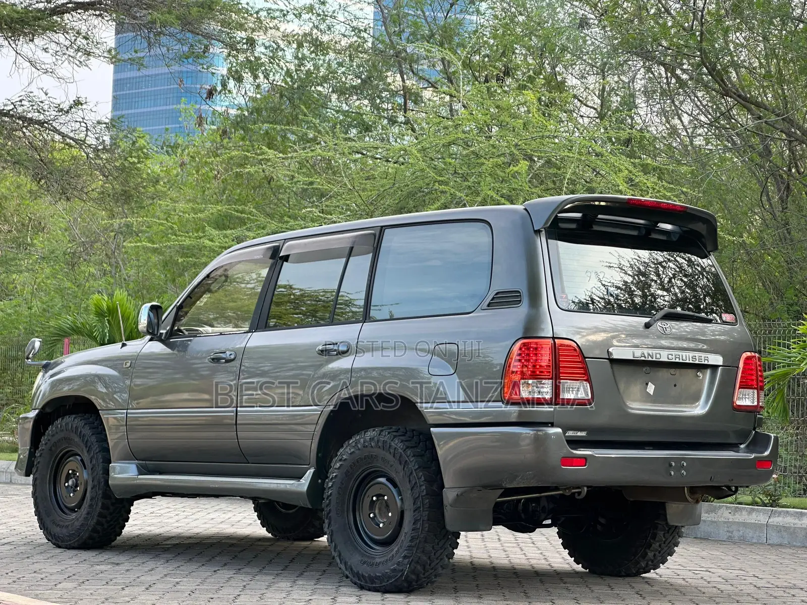 Toyota Land Cruiser 2000 Gray