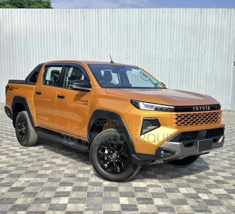 New Toyota Hilux 2025 Yellow