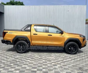 New Toyota Hilux 2025 Yellow