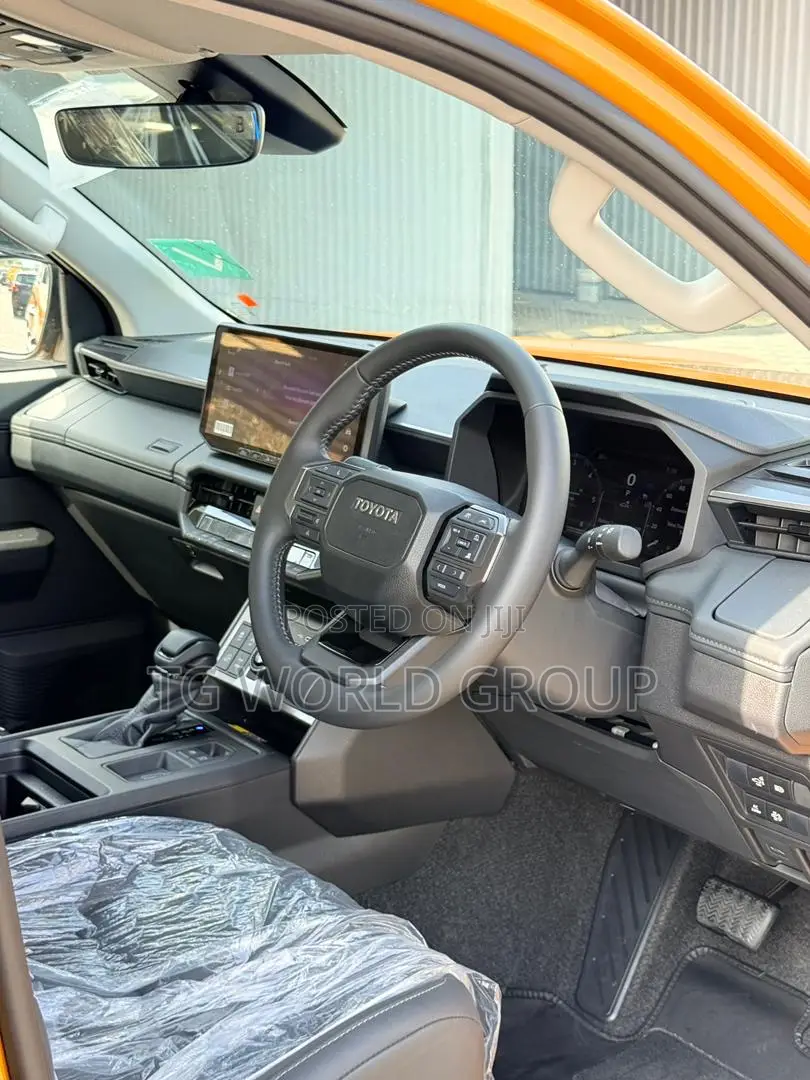 New Toyota Hilux 2025 Yellow