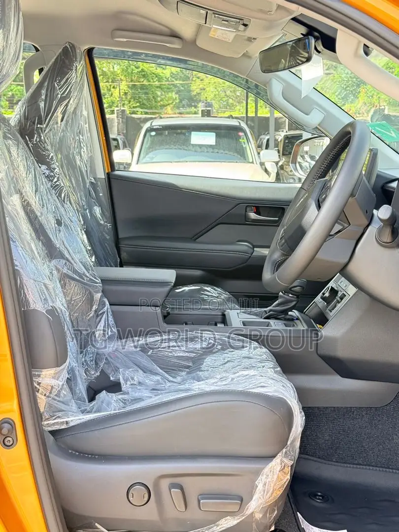New Toyota Hilux 2025 Yellow