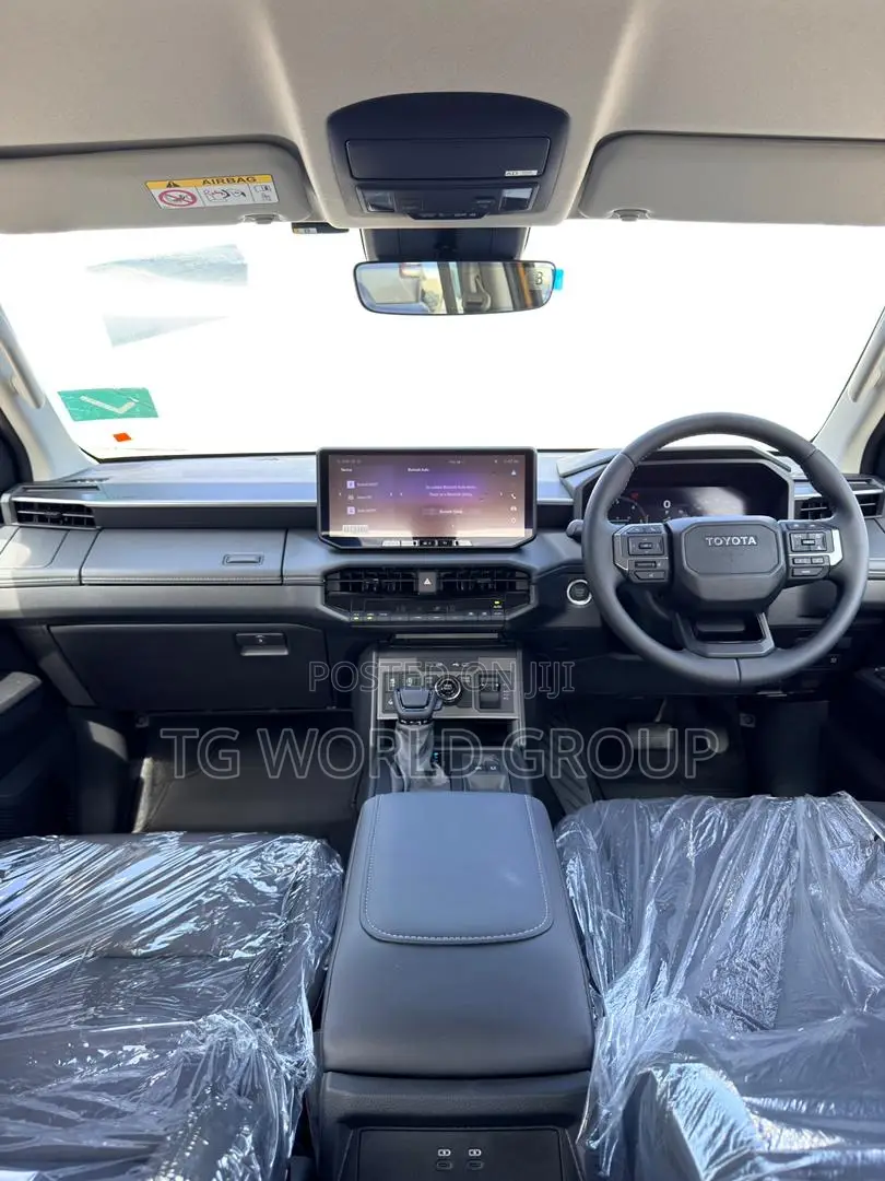 New Toyota Hilux 2025 Yellow