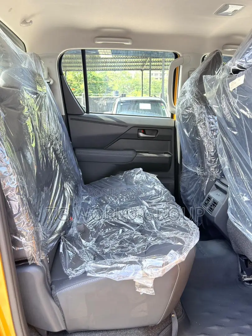 New Toyota Hilux 2025 Yellow