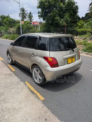 Toyota IST 2004 Gold