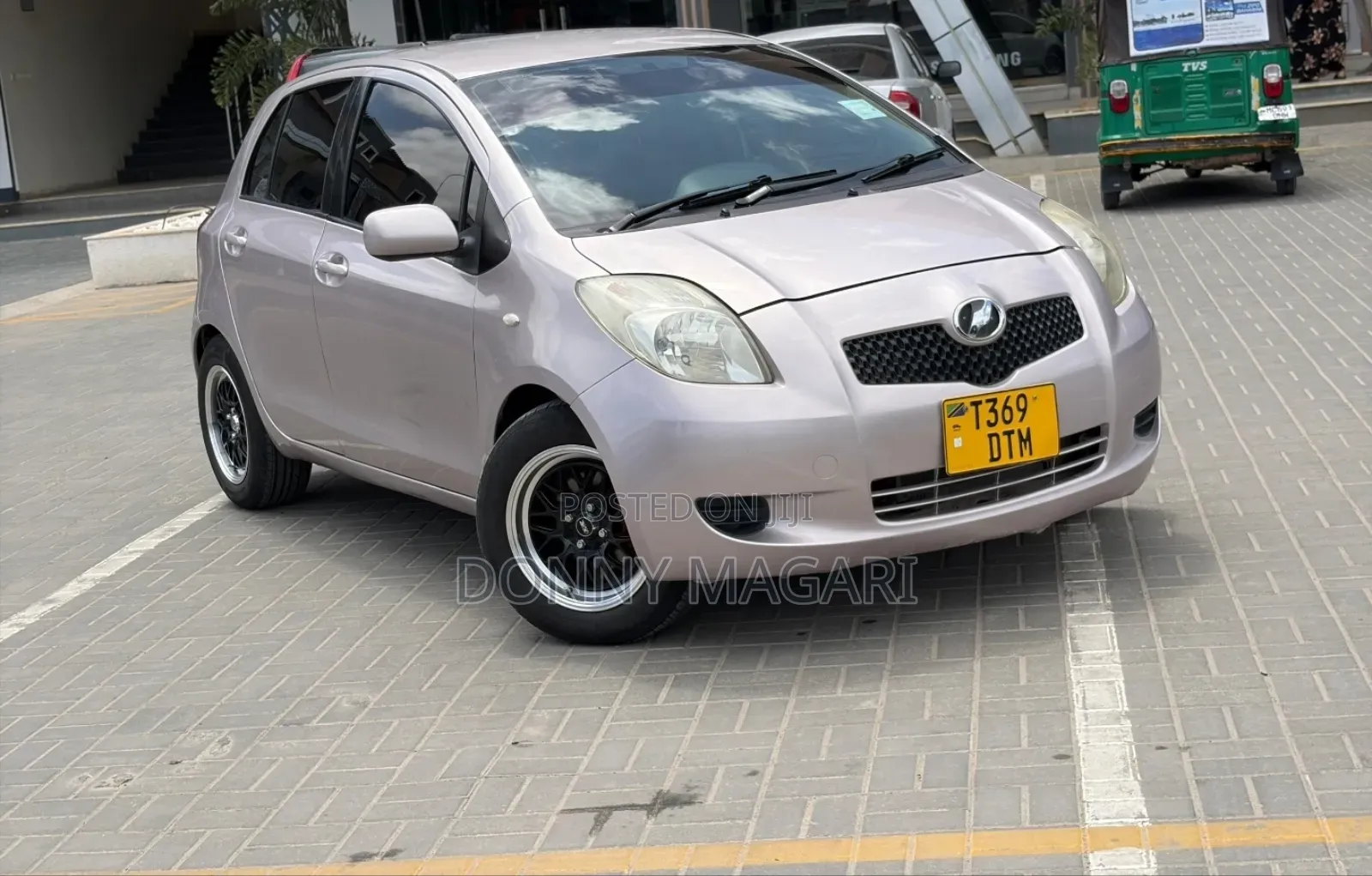 Toyota Vitz 2009 Silver