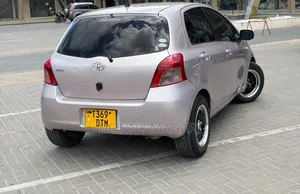 Toyota Vitz 2009 Silver