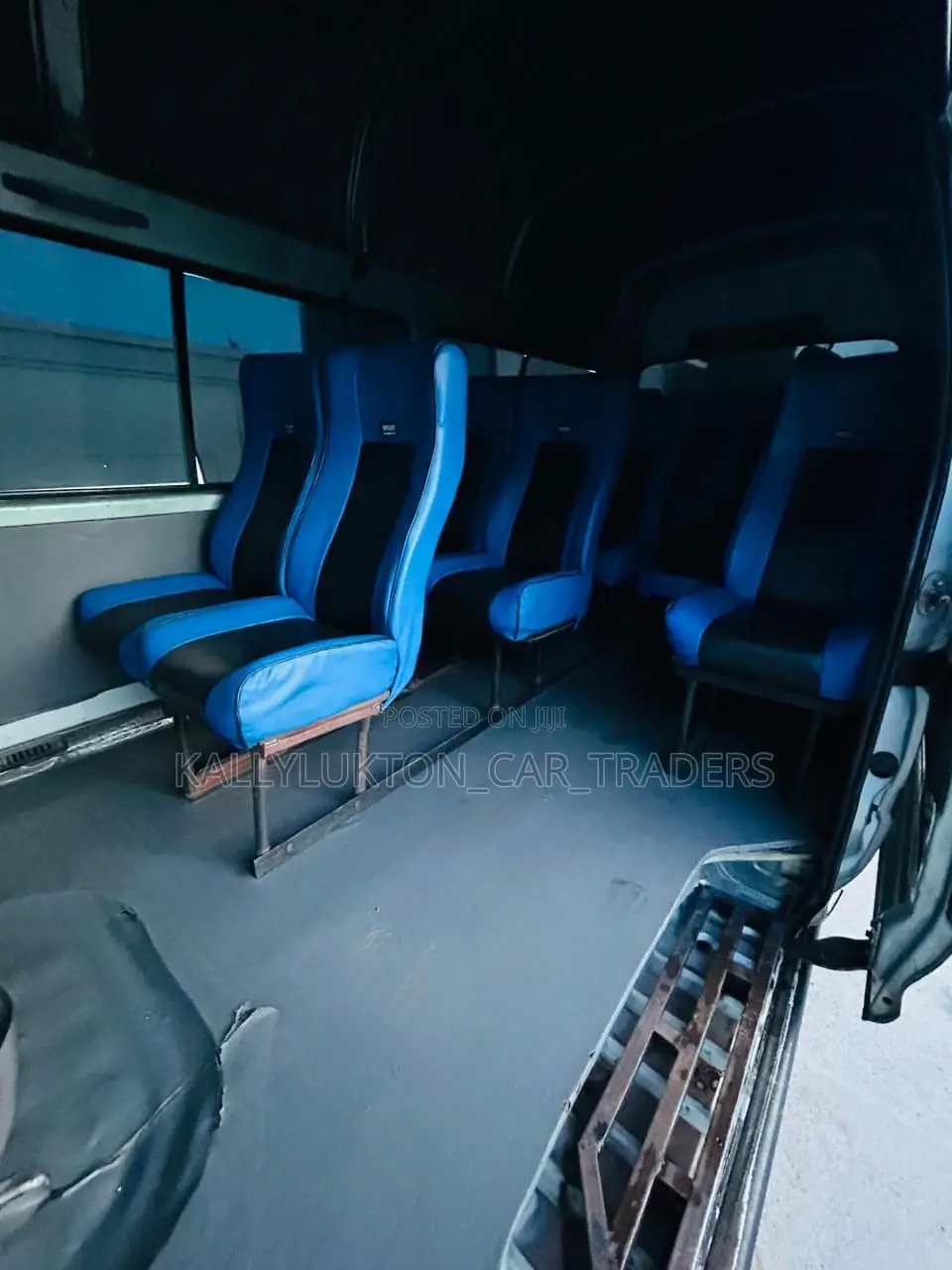 Toyota HiAce 2000 Blue