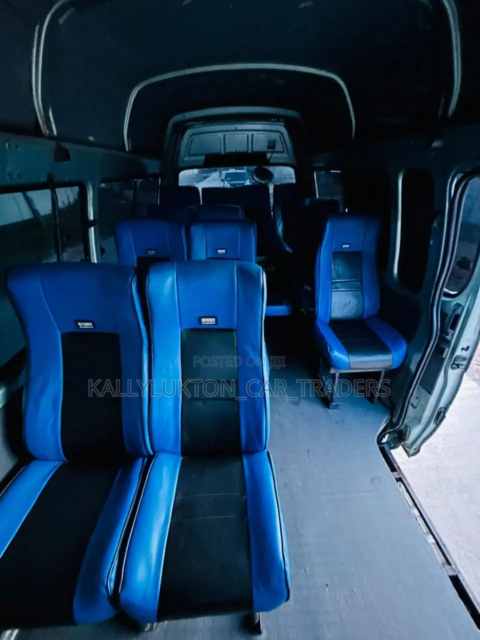 Toyota HiAce 2000 Blue