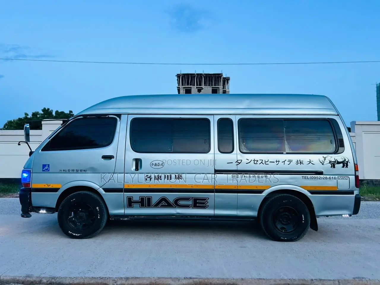 Toyota HiAce 2000 Blue