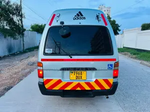 Toyota HiAce 2000 Blue