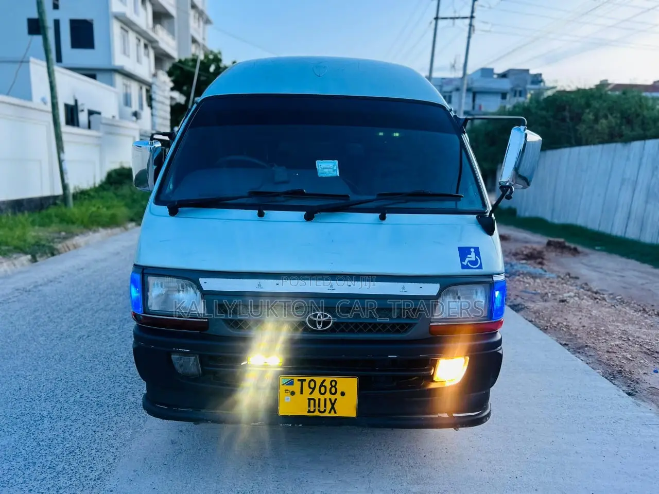 Toyota HiAce 2000 Blue