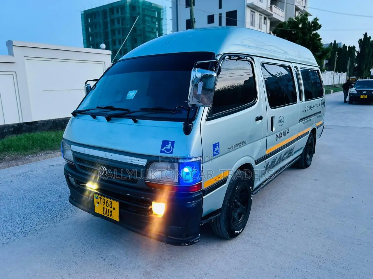 Toyota HiAce 2000 Blue