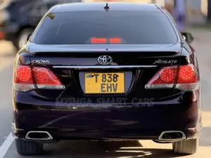 Toyota Crown 2011 Maroon