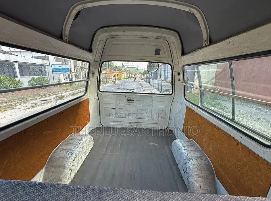 Toyota HiAce 2002 White
