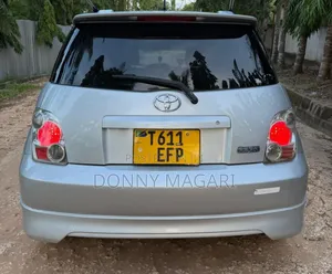 Toyota IST 2004 Silver