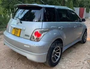 Toyota IST 2004 Silver