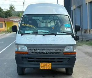 Toyota HiAce 2000 Beige