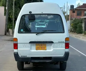 Toyota HiAce 2000 Beige